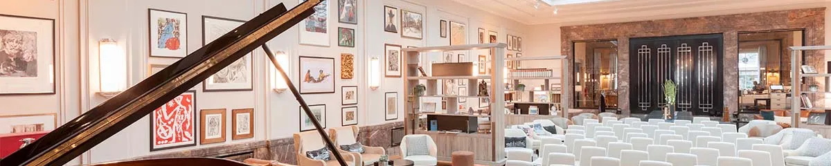 Lichtsaal des Hotel Elephant Weimar für Konzerte und Lesungen mit Klavier, moderner Bestuhlung und Kunstwerken.