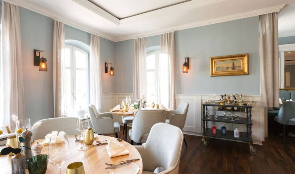 Bright and elegant restaurant in the Vju Hotel in Göhren on Rügen with set tables and a stylish ambience.