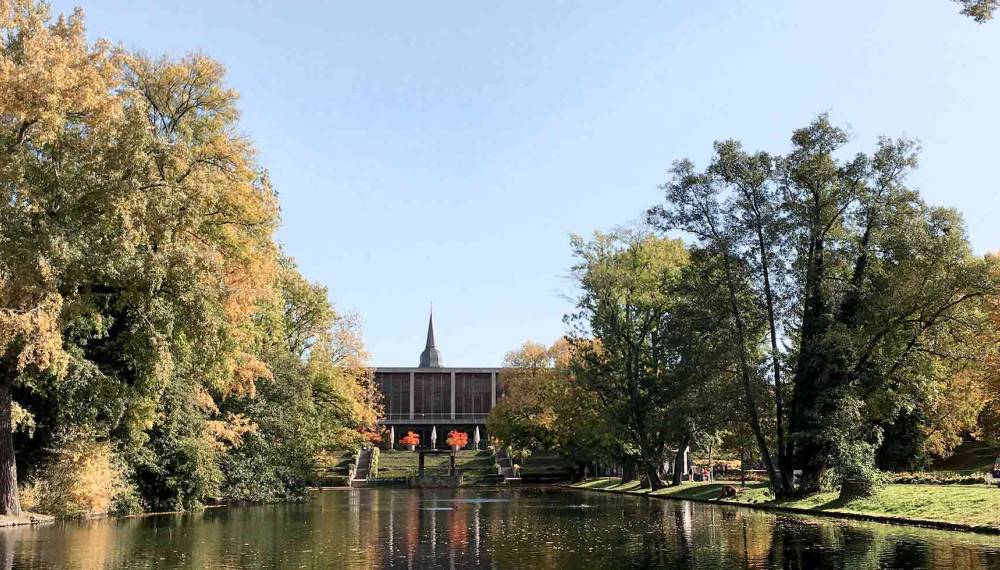Weimarhallenpark mit kleinem See. Im Hintergrund das congress centrum Weimarhalle.