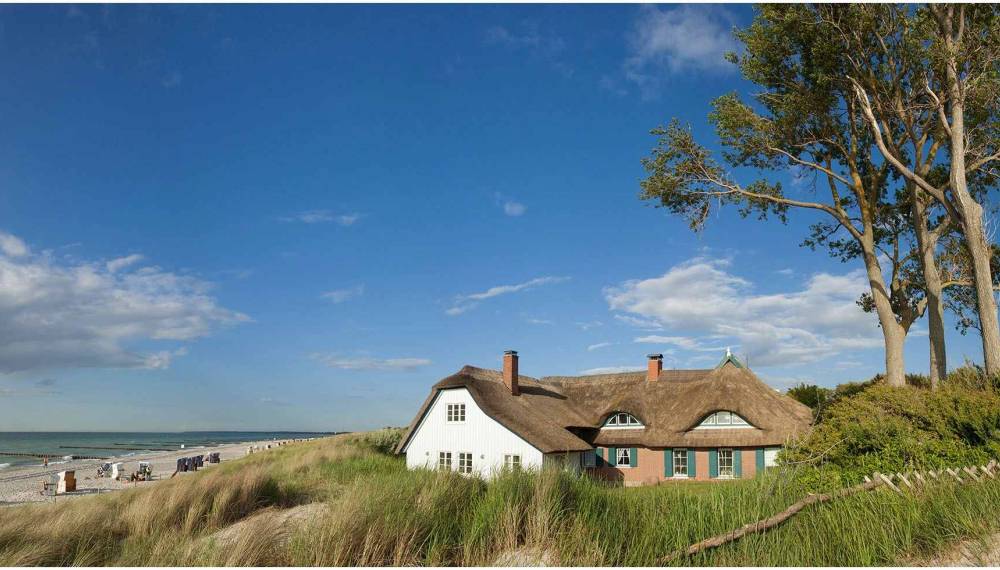 Reetdachhaus in den Dünen von Ahrenshoop mit Blick auf die Ostsee.