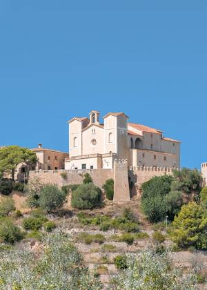Wallfahrtskirche Santuari de Sant Salvador in Artà, umgeben von Bäumen und Natur