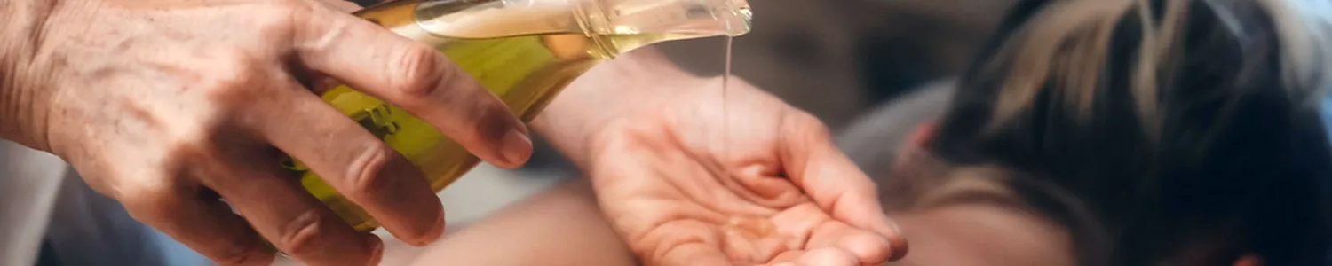 Eine wohltuende Rückenmassage mit hochwertigem Massageöl.