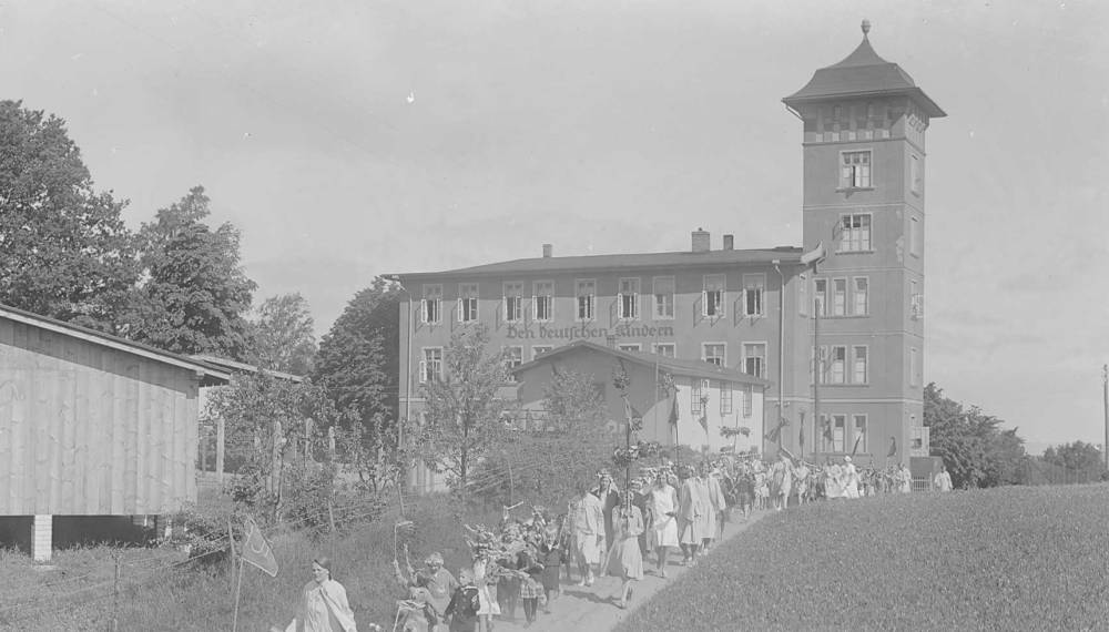 Aussenansicht des Hotel Nordpeerd, dem heutigen Vju Hotel, auf Rügen von 1930 mit dem prominentem Turm.