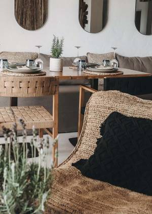 Stilvolles Barefoot Restaurant im Boho-Design in Portocolom mit vielfältigen Gerichten zum Genießen.