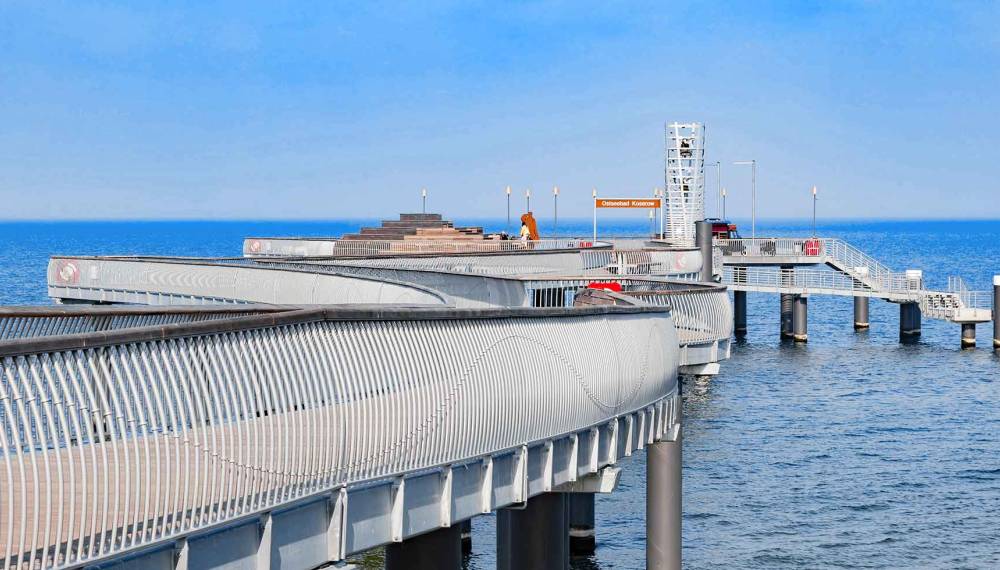 Koserower Seebrücke mit den Vineta-Glocken.