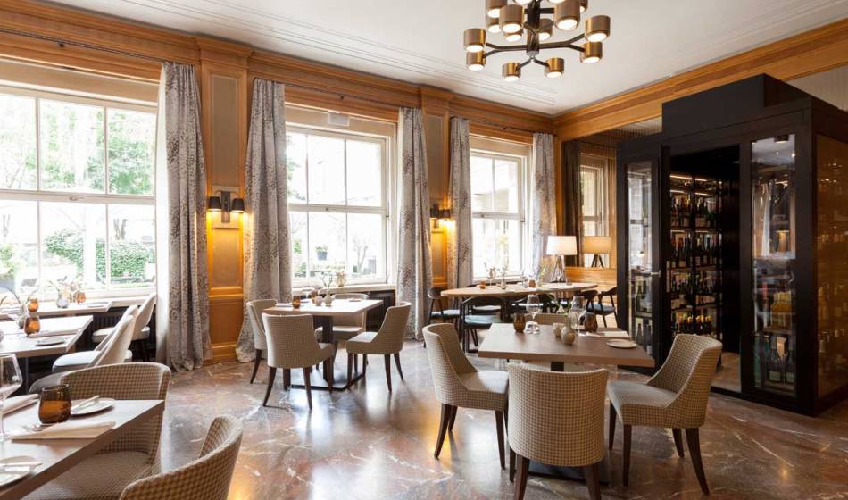 Modern restaurant in the Hotel Elephant Weimar with large windows and a noble atmosphere for culinary experiences.