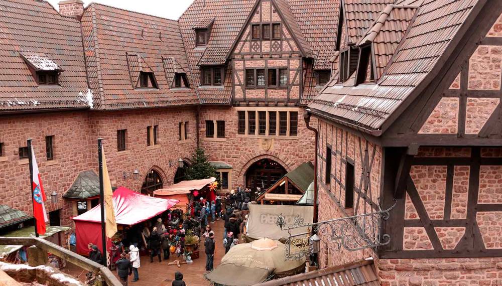 Weihnachtsmarktbuden im Innenhof derr Wartburg in Eisenach.