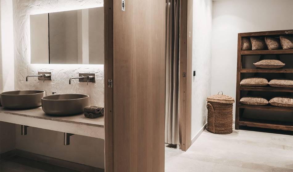 Washing area in the wellness area of ​​the Barefoot Hotel Mallorca with modern sinks and a shelf with pillows.