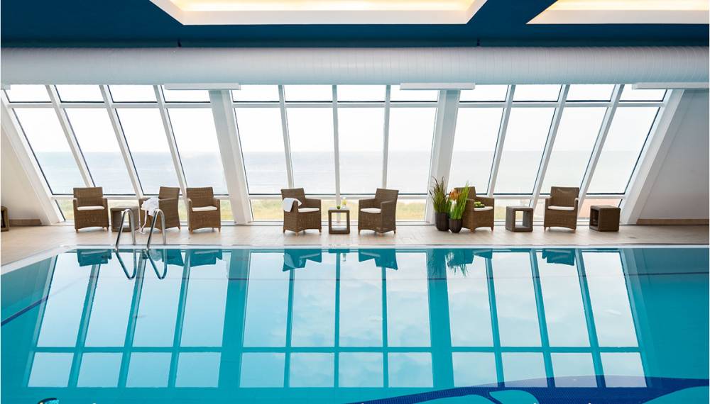 Innenpool mit Nordseeblick im Wellnessbereich des Wyn. Strandhotel Sylt.