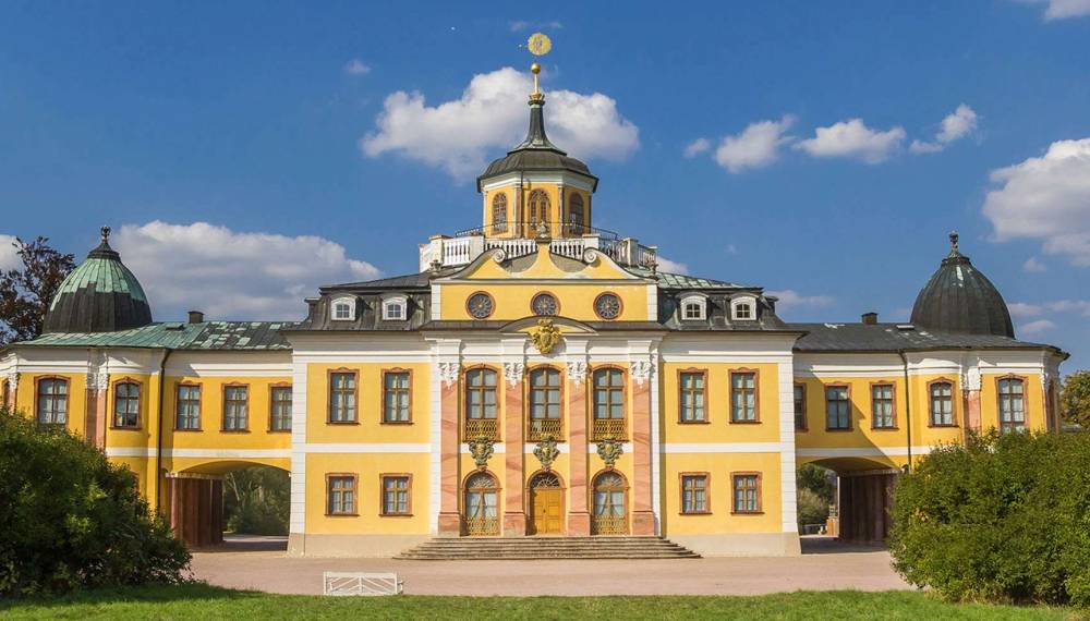 Barockes Schloss Belvedere in Weimar mit gelber Fassade, Mittelkuppel und symmetrischen Seitenflügeln.