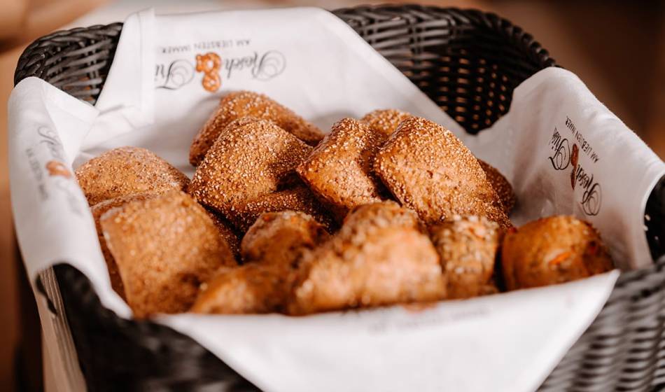A bread basket filled with crispy pancakes at #fraukorn in the Hotel Künstlerquartier Restaurant.