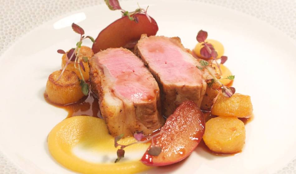 Tender fillet dish in the coastal silver restaurant of the Vju Hotel Rügen, served with apple slices and a fine sauce.