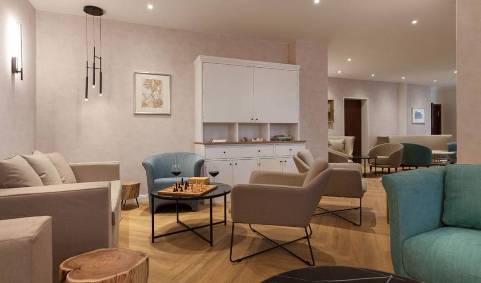Inviting living room design in the lounge of the Vju Hotel on Rügen with comfortable seating and decoration.