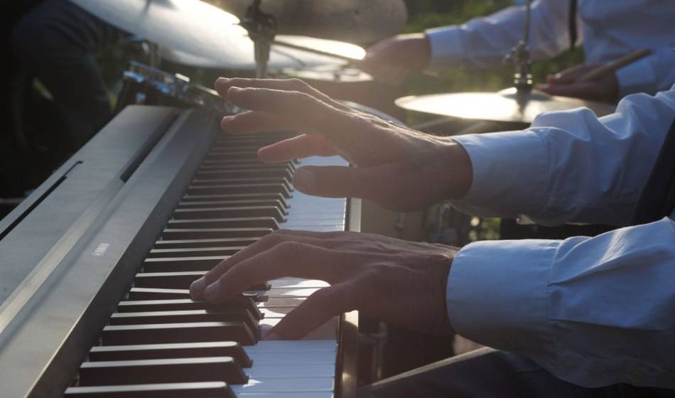Close-up of a pianist playing live music on the Seeblick terrace at the Vju Hotel on Rügen.