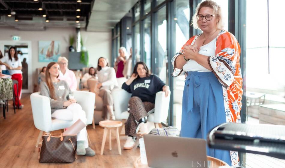 Speakerin präsentiert Inhalte vor Publikum beim Women’s Health Day