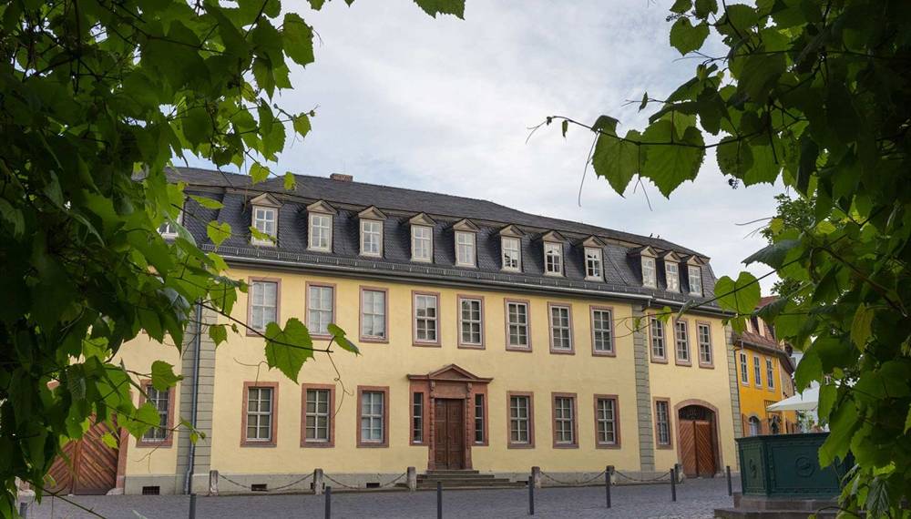 Goethehaus am Frauenplan in Weimar mit gelber Fassade und barockem Portal.