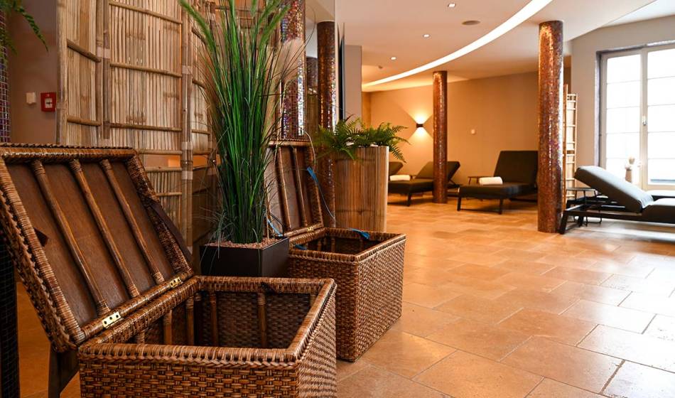Wellness area with loungers and generous storage space in the Hotel Seezeichen for complete relaxation on the Baltic Sea.