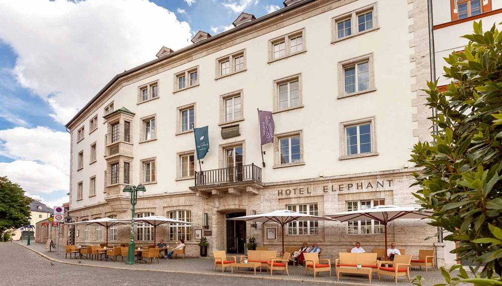 Fassade des Hotel Elephant Weimar direkt am historischen Marktplatz.
