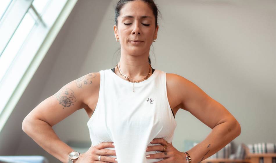 Halima Elkasmi als Neuro-Yoga-Lehrerin im weißen Sporttop beim ganztägigen Gesundheitsevent im Wyn. Strandhotel Sylt.