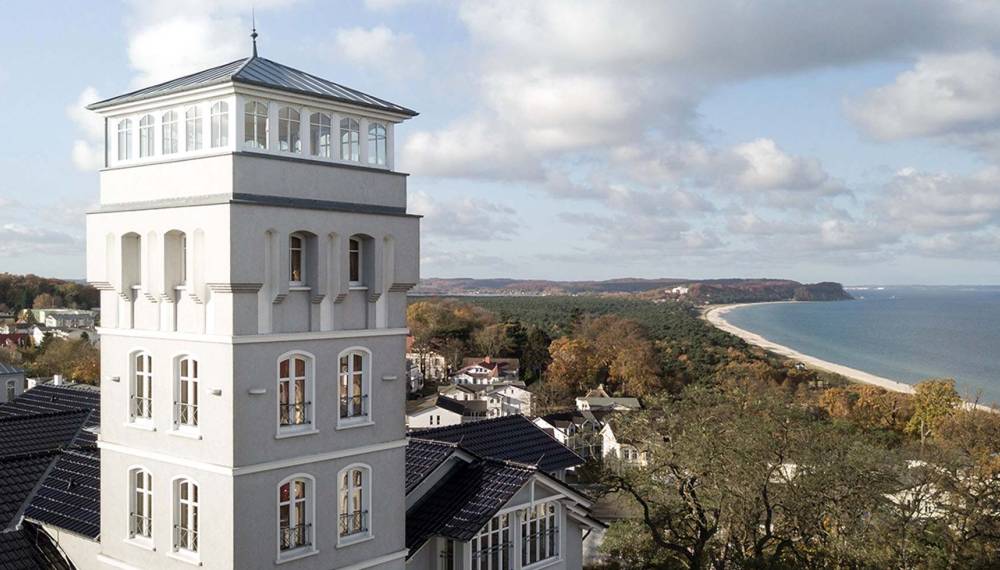 Aussichtsturm des Vju Hotel Rügen mit weitem Blick über die Ostsee.