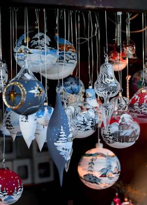 Nahaufnahme von Christbaumkugeln an einem Stand auf dem Weihnachtsmarkt.