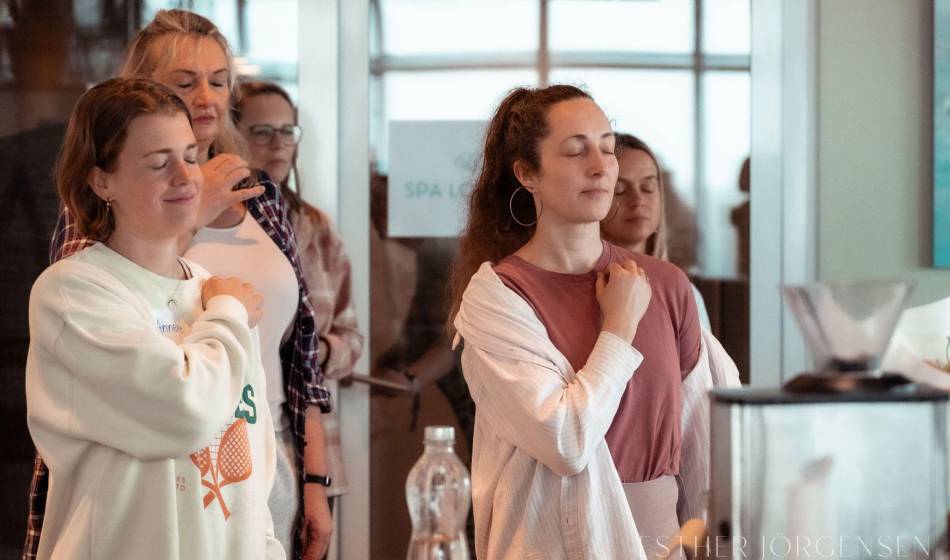 Frauen führen eine Achtsamkeits- oder Körperübung gemeinsam durch