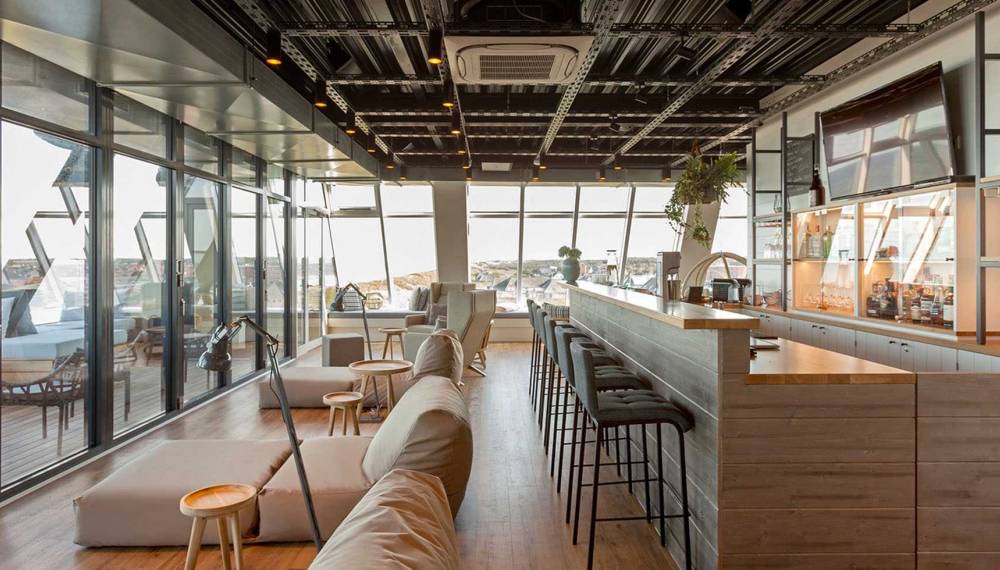 Night Lounge im Wyn. Strandhotel mit Barbereich und Blick auf die Nordsee.