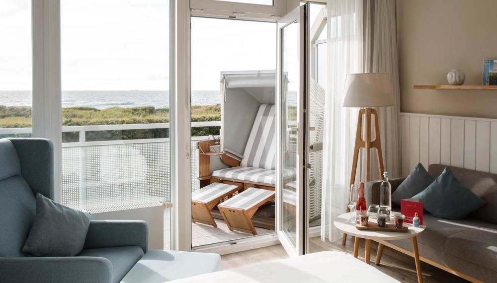 Strandkorb auf einem privaten Balkon des Wyn Strandhotels in Westerland mit Blick auf die Nordsee
