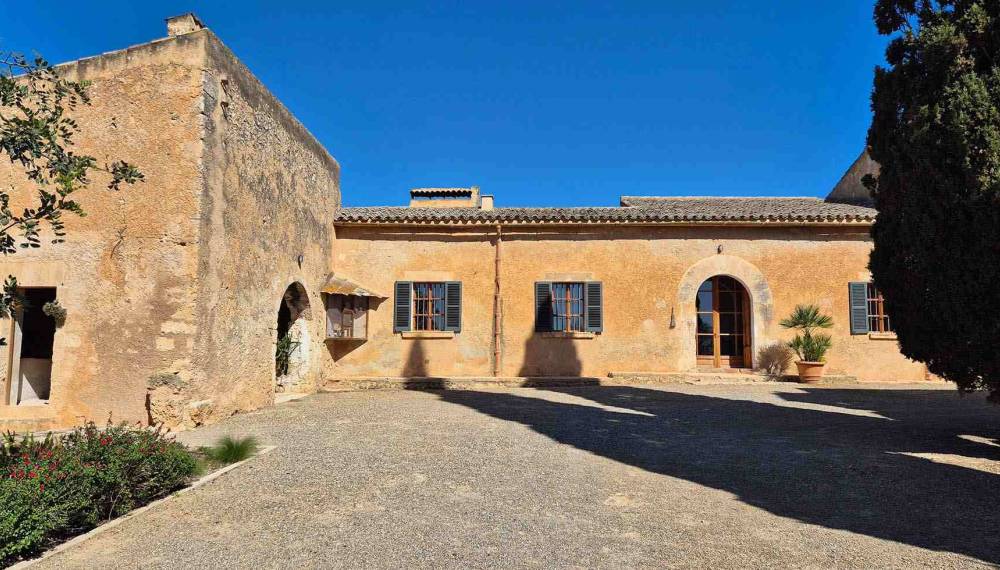 Das Gebäude der Finca Aubocassa bei gutem Wetter auf Mallorca.