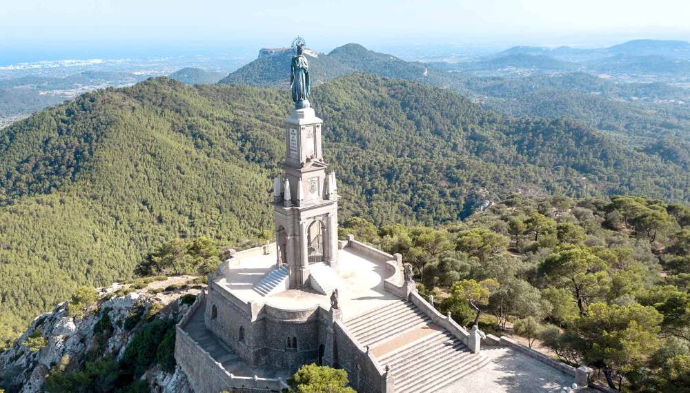 Luftaufnahme des Santuari de Sant Salvador auf dem Puig de Sant Salvador