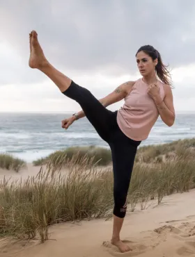 Halima Elkasmi in Yoga-Pose am Ostseestrand mit Blick auf das Meer beim Yoga Retreat im Vju Hotel auf Rügen.