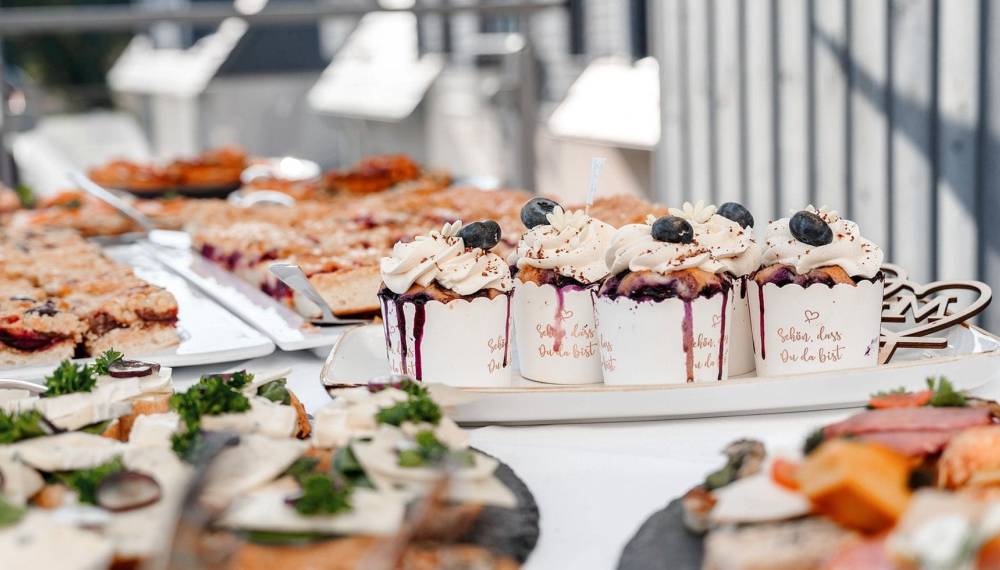 Hochzeitsbuffet mit süßen und herzhaften Häppchen.