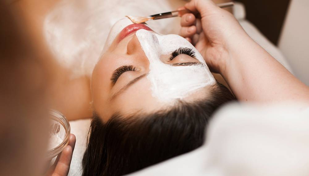 Wellness-Anwendung mit Rügener Heilkreide als Gesichtsmaske in einem Spa