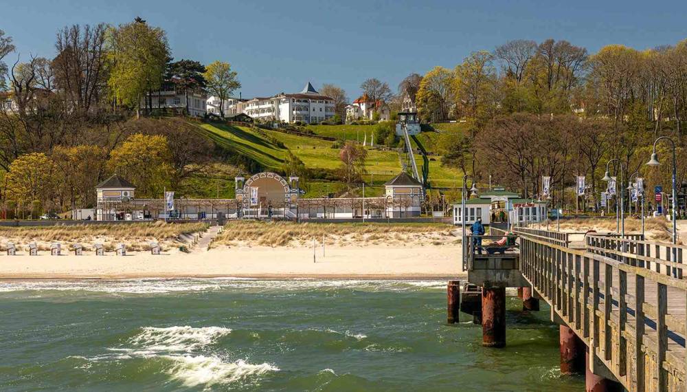 Bernsteinpromenade in Göhren mit Blick auf die Seebrücke und die Bäderarchitektur.