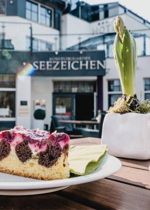 Leckerer Kuchen auf einem Teller bei Sonnenschein im Café #fraukorn.