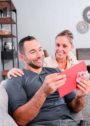 Ein Mann erhält von seiner Frau als Weihnachtsgeschenk einen arcona-Gutschein.