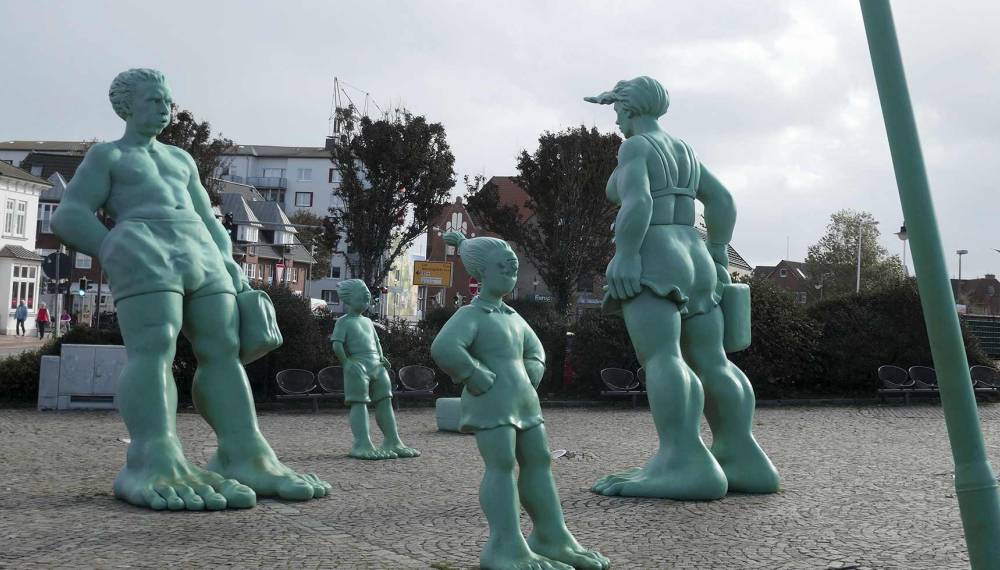 Die Reisenden Riesen begrüßen Besucher vor dem Bahnhof in Westerland auf Sylt