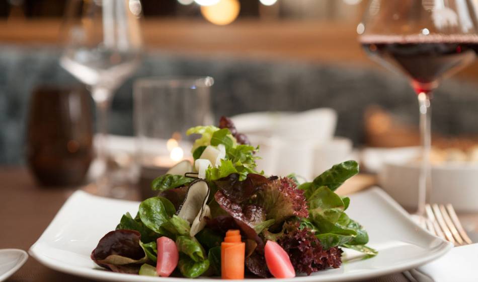 Fresh leaf salad with vegetable side dishes, served on a stylish plate at the Hotel Elephant Weimar.