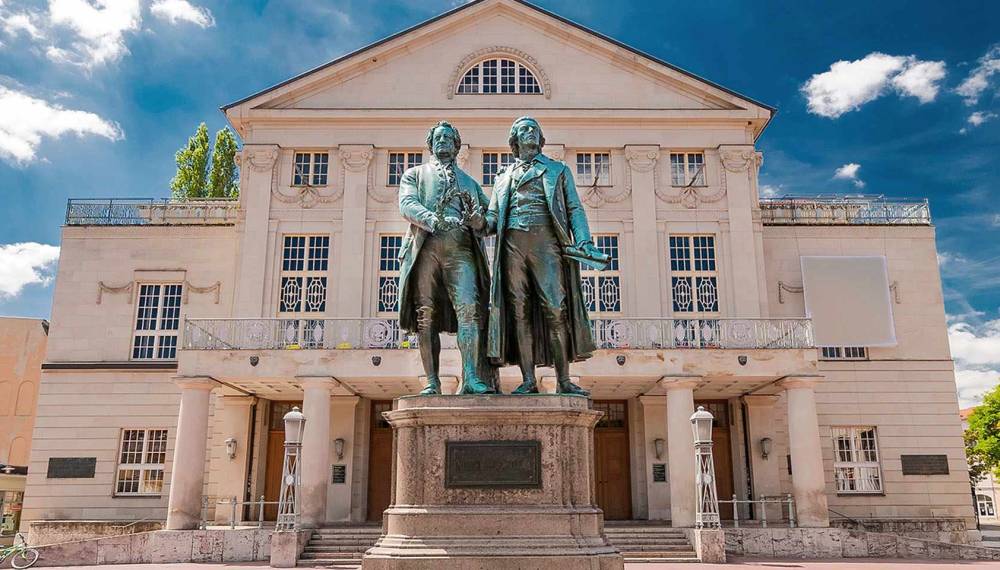 Goethe- und Schiller-Denkmal vor dem Deutschen Nationaltheater in Weimar.