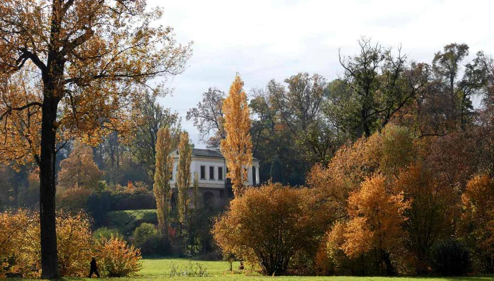 Das Römische Haus im Park an der Ilm in Weimar umgeben von herbstlichen Bäumen.
