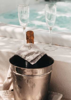 Moderner Whirlpool mit Schaumwein und gemütlicher Atmosphäre für Angebote vom Barefoot Hotel Mallorca.