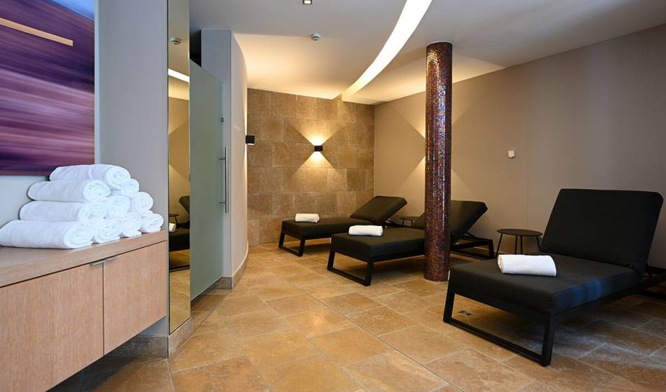 Modern relaxation area with loungers and towels in the wellness area of ​​the Hotel Seezeichen in Ahrenshoop.