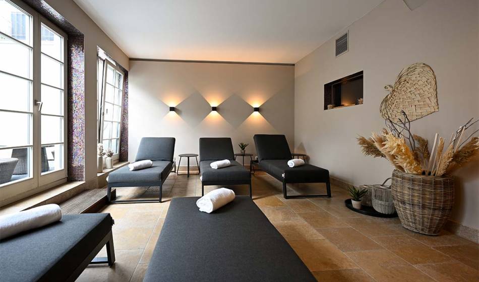 Relaxation area with loungers and soft daylight in the wellness area of ​​the Hotel Seezeichen in Ahrenshoop.