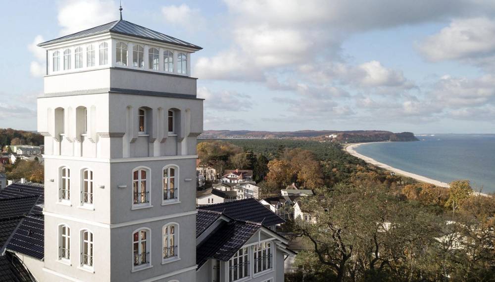 Weitläufiger Ausblick vom Vju Hotel Rügen mit Ostseepanorama und leicht bewölktem Himmel.