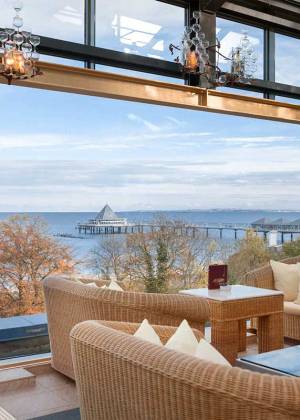 Ausblick aus dem Wintergarten des Hotels Kaiserhof Heringsdorf auf Usedom.