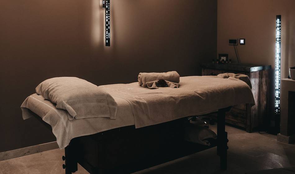 Treatment room with a massage table, dim lighting and a relaxed atmosphere at the Barefoot Hotel Mallorca.