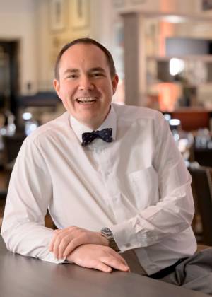 Johannes Wallner, Küchenchef im Restaurant AnnA im Hotel Elephant Weimar, sitzt im Lichtsaal des Hotels.