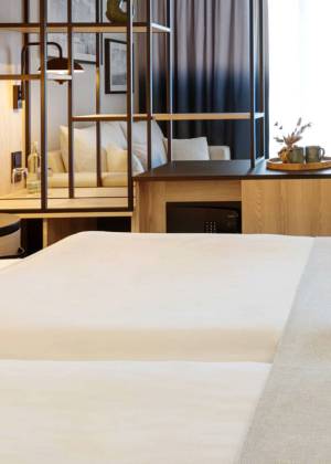 Stilvoll eingerichtetes Deluxe-Doppelzimmer mit Ostseeblick und gemütlichem Ambiente im Hotel Kaiserhof Heringsdorf.