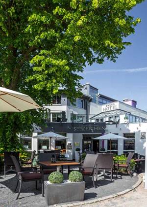 Das Künstlerquartier Seezeichen auf Fischland-Darß-Zingst lädt mit Terrasse und gemütlichen Gartenmöbeln zum Verweilen ein.