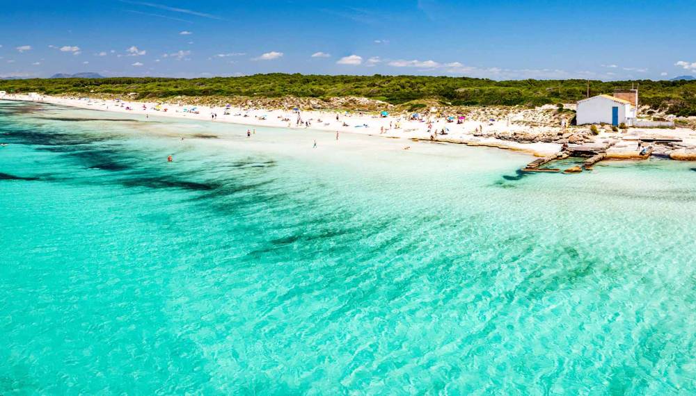 Weißer Sandstrand Es Trenc auf Mallorca mit türkisblauen Wasser an der Küste der Insel. © Adobe Stock, Engel Drohnenpilot